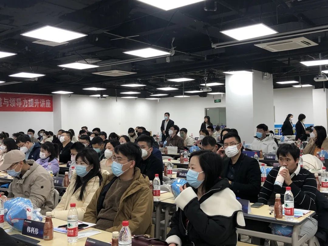 職場致勝之道與領(lǐng)導(dǎo)力提升——社科賽斯甄誠董事長專場講座圓滿收官！  社科賽斯考研 社科賽斯 職場致勝之道 領(lǐng)導(dǎo)力提升  社科賽斯考研  洞悉職場規(guī)律，活出精彩人生。2023年1月8日下午，社科賽斯董事長甄誠先生以《職場致勝之道與領(lǐng)導(dǎo)力提升》發(fā)表精彩講座。  ▼董事長甄誠先生  人物簡介：北大光華02級MBA，社科賽斯創(chuàng)始人，多所院校面試考官、企業(yè)家導(dǎo)師、客座教授，曾在北京大學(xué)國家發(fā)展研究院、北大醫(yī)學(xué)部、中國科學(xué)院大學(xué)管理學(xué)院、中國政法大學(xué)商學(xué)院、天津大學(xué)管理學(xué)院、北京交通大學(xué)管理學(xué)院、中央財經(jīng)大學(xué)商學(xué)院、華東理工大學(xué)商學(xué)院、北京師范大學(xué)經(jīng)管學(xué)院，華南理工大學(xué)管理學(xué)院、暨南大學(xué)商學(xué)院等院校講授職業(yè)發(fā)展。  講座圍繞“MBA對未來職業(yè)發(fā)展的回報”、“職場成長”、“”“領(lǐng)導(dǎo)力提升”等內(nèi)容，甄總結(jié)合自身多年MBA面試指導(dǎo)經(jīng)驗，深入淺出，針對痛點問題進行案例講解，助力同學(xué)們的未來職業(yè)發(fā)展之路！  現(xiàn)場同學(xué)針對講座內(nèi)容，職業(yè)困惑等問題積極發(fā)言，活動氣氛熱烈融洽。甄總風(fēng)趣幽默的分享，使得在場掌聲不斷。  職場圣經(jīng)  “你的勞動報酬不是和勞動強度成正比，而是和你的勞動不可替代性成正比!”甄總表示，真正決定個人社會階層的，是精力分配結(jié)構(gòu)，并進行了案例分析。  甄總指出，MBA同學(xué)需要明確攻讀MBA的目的:實現(xiàn)職業(yè)上的跨界升級、培育前瞻視野、培養(yǎng)思考問題的方法和解決問題的能力。隨后就如何交朋友、拓人脈、選導(dǎo)師等事項進行了心得分享。  強者的必備條件  1、拒絕隨意2、拒絕任性3、拒絕慵懶4、拒絕冷漠5、每日精進6、敬畏目標  如何選導(dǎo)師  在甄總看來，選導(dǎo)師是困擾每個學(xué)子的問題。甄總認為，選導(dǎo)師，一定要注意:1、職位不一定高，但有人情味;2、資源豐富;3、研究方向與你擅長領(lǐng)域關(guān)聯(lián)等。  職業(yè)導(dǎo)師能幫你提前看清未來五到十年的路，使你少走彎路，是更高效的捷徑。“你是誰不重要，重要的是你和誰交往，格局比情商和智商更重要。”  學(xué)習(xí)的三個層次  甄總認為，學(xué)習(xí)分為三個層次∶1、學(xué)習(xí)知識;2、學(xué)習(xí)思考問題的方法、解決問題的工具;3、學(xué)習(xí)理念。并通過具體事例，向大家指出，只有進行取舍，把主流的做到極致,才是明智的做法。  MBA課程量大，但每個人精力有限，只有做好取舍，對課程做好減法和加法，把自己打造為“T