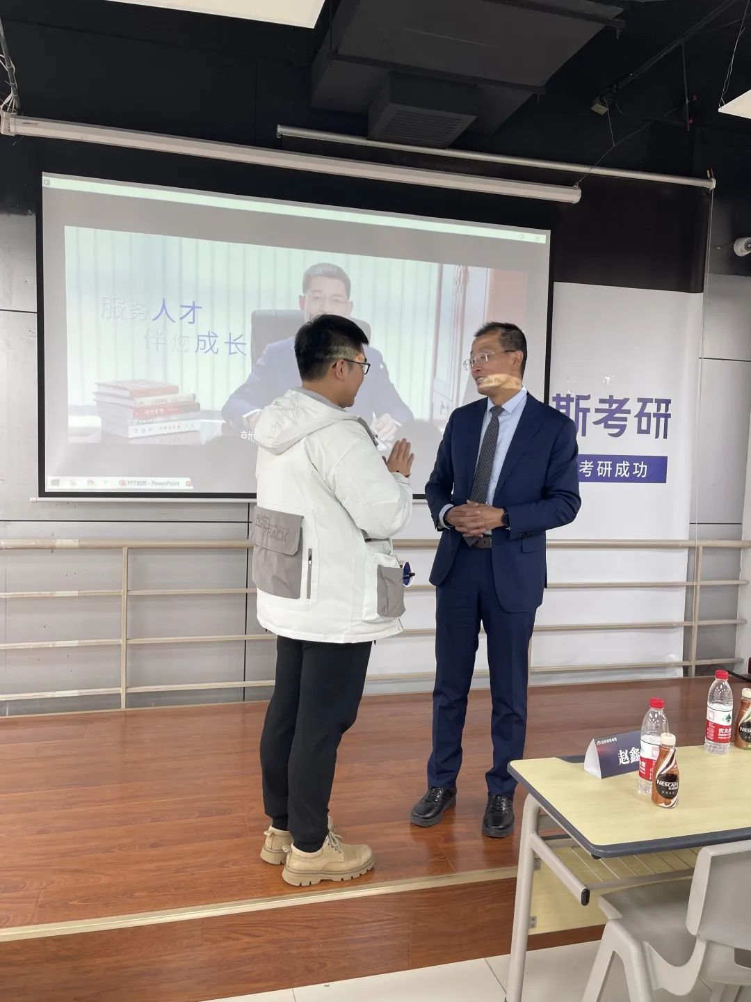 職場致勝之道與領(lǐng)導(dǎo)力提升——社科賽斯甄誠董事長專場講座圓滿收官！  社科賽斯考研 社科賽斯 職場致勝之道 領(lǐng)導(dǎo)力提升  社科賽斯考研  洞悉職場規(guī)律，活出精彩人生。2023年1月8日下午，社科賽斯董事長甄誠先生以《職場致勝之道與領(lǐng)導(dǎo)力提升》發(fā)表精彩講座。  ▼董事長甄誠先生  人物簡介：北大光華02級MBA，社科賽斯創(chuàng)始人，多所院校面試考官、企業(yè)家導(dǎo)師、客座教授，曾在北京大學(xué)國家發(fā)展研究院、北大醫(yī)學(xué)部、中國科學(xué)院大學(xué)管理學(xué)院、中國政法大學(xué)商學(xué)院、天津大學(xué)管理學(xué)院、北京交通大學(xué)管理學(xué)院、中央財經(jīng)大學(xué)商學(xué)院、華東理工大學(xué)商學(xué)院、北京師范大學(xué)經(jīng)管學(xué)院，華南理工大學(xué)管理學(xué)院、暨南大學(xué)商學(xué)院等院校講授職業(yè)發(fā)展。  講座圍繞“MBA對未來職業(yè)發(fā)展的回報”、“職場成長”、“”“領(lǐng)導(dǎo)力提升”等內(nèi)容，甄總結(jié)合自身多年MBA面試指導(dǎo)經(jīng)驗，深入淺出，針對痛點問題進行案例講解，助力同學(xué)們的未來職業(yè)發(fā)展之路！  現(xiàn)場同學(xué)針對講座內(nèi)容，職業(yè)困惑等問題積極發(fā)言，活動氣氛熱烈融洽。甄總風(fēng)趣幽默的分享，使得在場掌聲不斷。  職場圣經(jīng)  “你的勞動報酬不是和勞動強度成正比，而是和你的勞動不可替代性成正比!”甄總表示，真正決定個人社會階層的，是精力分配結(jié)構(gòu)，并進行了案例分析。  甄總指出，MBA同學(xué)需要明確攻讀MBA的目的:實現(xiàn)職業(yè)上的跨界升級、培育前瞻視野、培養(yǎng)思考問題的方法和解決問題的能力。隨后就如何交朋友、拓人脈、選導(dǎo)師等事項進行了心得分享。  強者的必備條件  1、拒絕隨意2、拒絕任性3、拒絕慵懶4、拒絕冷漠5、每日精進6、敬畏目標  如何選導(dǎo)師  在甄總看來，選導(dǎo)師是困擾每個學(xué)子的問題。甄總認為，選導(dǎo)師，一定要注意:1、職位不一定高，但有人情味;2、資源豐富;3、研究方向與你擅長領(lǐng)域關(guān)聯(lián)等。  職業(yè)導(dǎo)師能幫你提前看清未來五到十年的路，使你少走彎路，是更高效的捷徑。“你是誰不重要，重要的是你和誰交往，格局比情商和智商更重要。”  學(xué)習(xí)的三個層次  甄總認為，學(xué)習(xí)分為三個層次∶1、學(xué)習(xí)知識;2、學(xué)習(xí)思考問題的方法、解決問題的工具;3、學(xué)習(xí)理念。并通過具體事例，向大家指出，只有進行取舍，把主流的做到極致,才是明智的做法。  MBA課程量大，但每個人精力有限，只有做好取舍，對課程做好減法和加法，把自己打造為“T