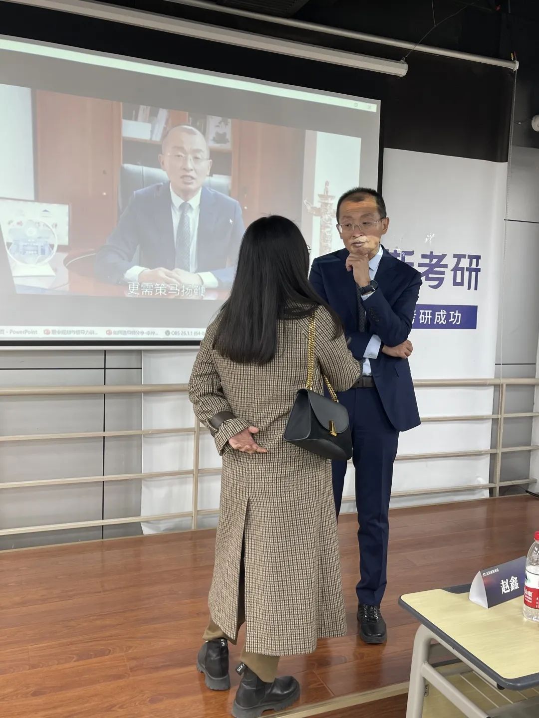 職場致勝之道與領(lǐng)導(dǎo)力提升——社科賽斯甄誠董事長專場講座圓滿收官！  社科賽斯考研 社科賽斯 職場致勝之道 領(lǐng)導(dǎo)力提升  社科賽斯考研  洞悉職場規(guī)律，活出精彩人生。2023年1月8日下午，社科賽斯董事長甄誠先生以《職場致勝之道與領(lǐng)導(dǎo)力提升》發(fā)表精彩講座。  ▼董事長甄誠先生  人物簡介：北大光華02級MBA，社科賽斯創(chuàng)始人，多所院校面試考官、企業(yè)家導(dǎo)師、客座教授，曾在北京大學(xué)國家發(fā)展研究院、北大醫(yī)學(xué)部、中國科學(xué)院大學(xué)管理學(xué)院、中國政法大學(xué)商學(xué)院、天津大學(xué)管理學(xué)院、北京交通大學(xué)管理學(xué)院、中央財經(jīng)大學(xué)商學(xué)院、華東理工大學(xué)商學(xué)院、北京師范大學(xué)經(jīng)管學(xué)院，華南理工大學(xué)管理學(xué)院、暨南大學(xué)商學(xué)院等院校講授職業(yè)發(fā)展。  講座圍繞“MBA對未來職業(yè)發(fā)展的回報”、“職場成長”、“”“領(lǐng)導(dǎo)力提升”等內(nèi)容，甄總結(jié)合自身多年MBA面試指導(dǎo)經(jīng)驗，深入淺出，針對痛點問題進行案例講解，助力同學(xué)們的未來職業(yè)發(fā)展之路！  現(xiàn)場同學(xué)針對講座內(nèi)容，職業(yè)困惑等問題積極發(fā)言，活動氣氛熱烈融洽。甄總風(fēng)趣幽默的分享，使得在場掌聲不斷。  職場圣經(jīng)  “你的勞動報酬不是和勞動強度成正比，而是和你的勞動不可替代性成正比!”甄總表示，真正決定個人社會階層的，是精力分配結(jié)構(gòu)，并進行了案例分析。  甄總指出，MBA同學(xué)需要明確攻讀MBA的目的:實現(xiàn)職業(yè)上的跨界升級、培育前瞻視野、培養(yǎng)思考問題的方法和解決問題的能力。隨后就如何交朋友、拓人脈、選導(dǎo)師等事項進行了心得分享。  強者的必備條件  1、拒絕隨意2、拒絕任性3、拒絕慵懶4、拒絕冷漠5、每日精進6、敬畏目標  如何選導(dǎo)師  在甄總看來，選導(dǎo)師是困擾每個學(xué)子的問題。甄總認為，選導(dǎo)師，一定要注意:1、職位不一定高，但有人情味;2、資源豐富;3、研究方向與你擅長領(lǐng)域關(guān)聯(lián)等。  職業(yè)導(dǎo)師能幫你提前看清未來五到十年的路，使你少走彎路，是更高效的捷徑。“你是誰不重要，重要的是你和誰交往，格局比情商和智商更重要。”  學(xué)習(xí)的三個層次  甄總認為，學(xué)習(xí)分為三個層次∶1、學(xué)習(xí)知識;2、學(xué)習(xí)思考問題的方法、解決問題的工具;3、學(xué)習(xí)理念。并通過具體事例，向大家指出，只有進行取舍，把主流的做到極致,才是明智的做法。  MBA課程量大，但每個人精力有限，只有做好取舍，對課程做好減法和加法，把自己打造為“T